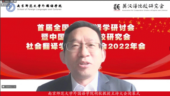 人的照片上写着字描述已自动生成