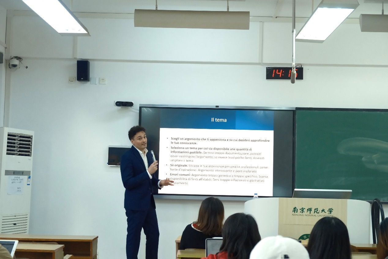 人们在看台上的人在房间里低可信度描述已自动生成