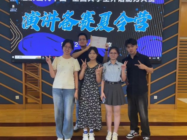 一群人站在画前合影中度可信度描述已自动生成