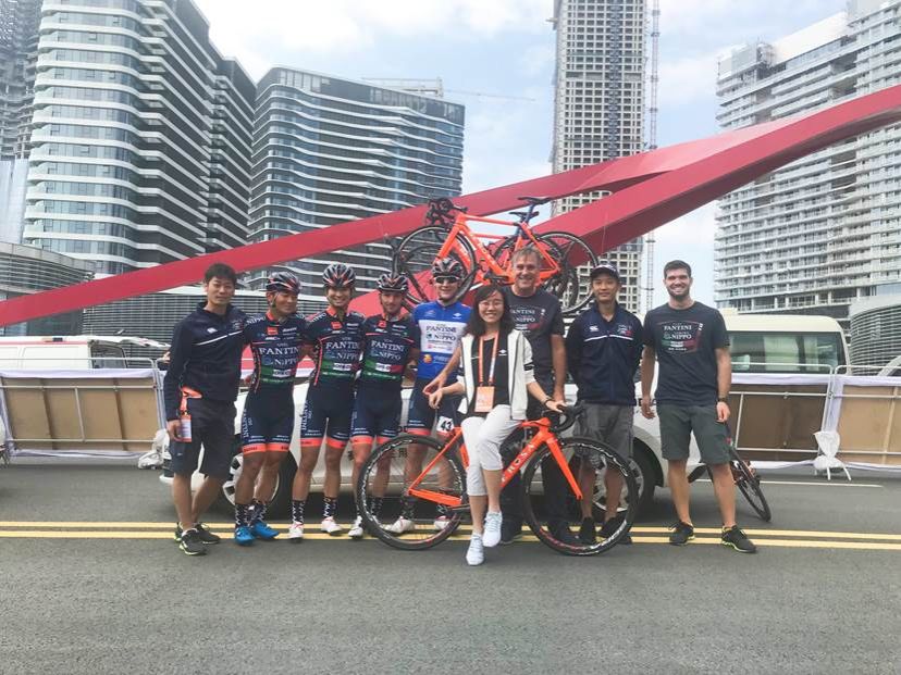 2015级法语系学生高思贤为2018年环太湖公路自行车大赛担任志愿者(法语系每年都为该活动派出志愿者)