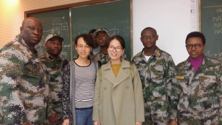 2013级法语系学生高娜为解放军理工大学的外籍高级军官培训班担任课堂翻译(法语系每年都为该项目派出数名学生担任课堂翻译)