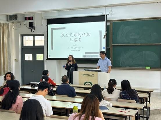 会议室里的人们描述已自动生成