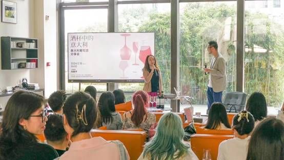 一群人在餐厅里中度可信度描述已自动生成